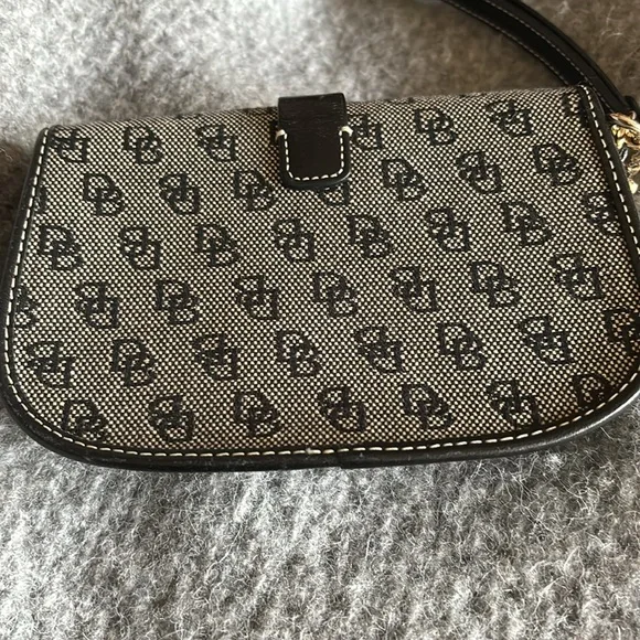 Dooney credit card coin clutch - Picture 3 of 4